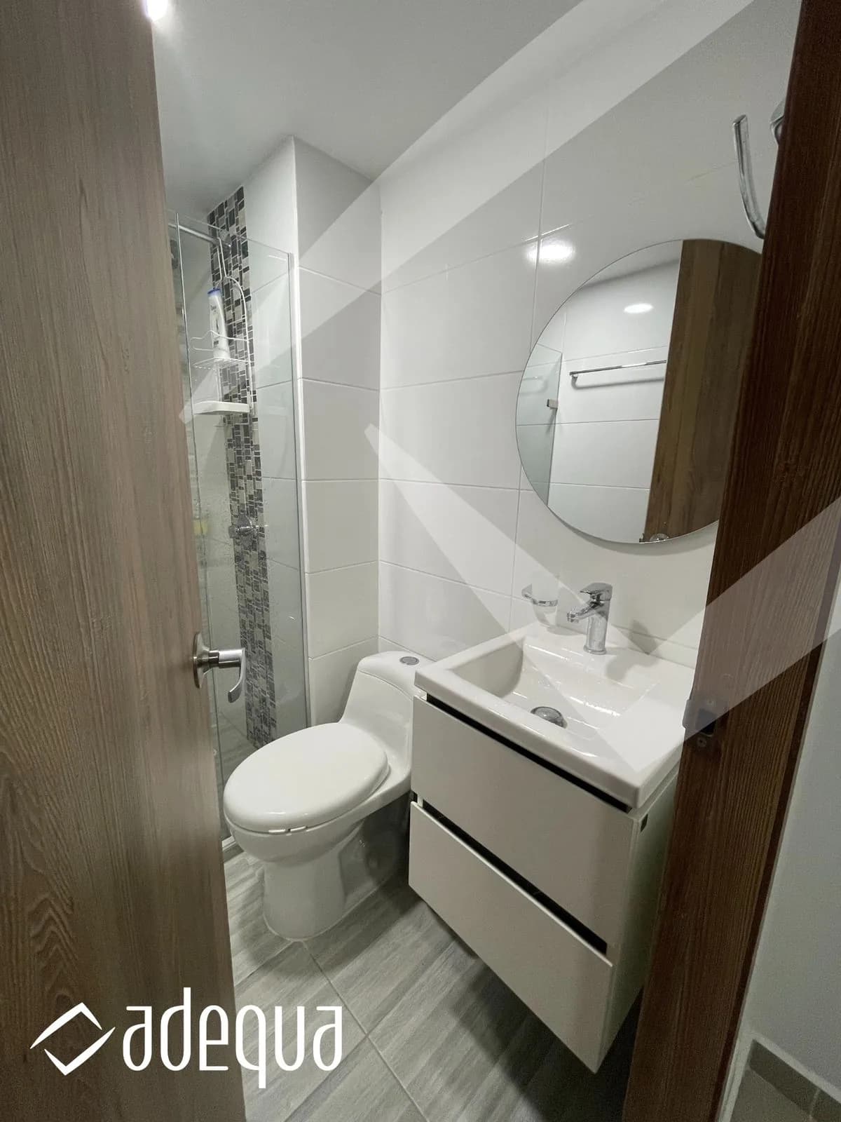 Baño con enchape en madera y mueble suspendido