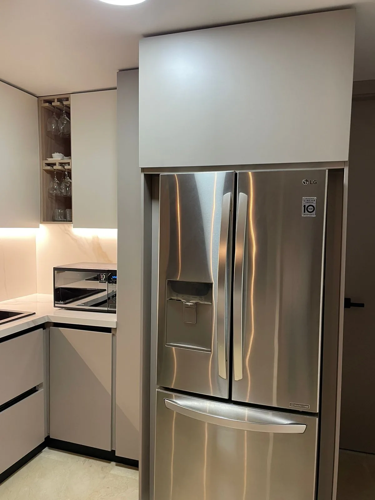 Cocina moderna con electrodomésticos empotrados