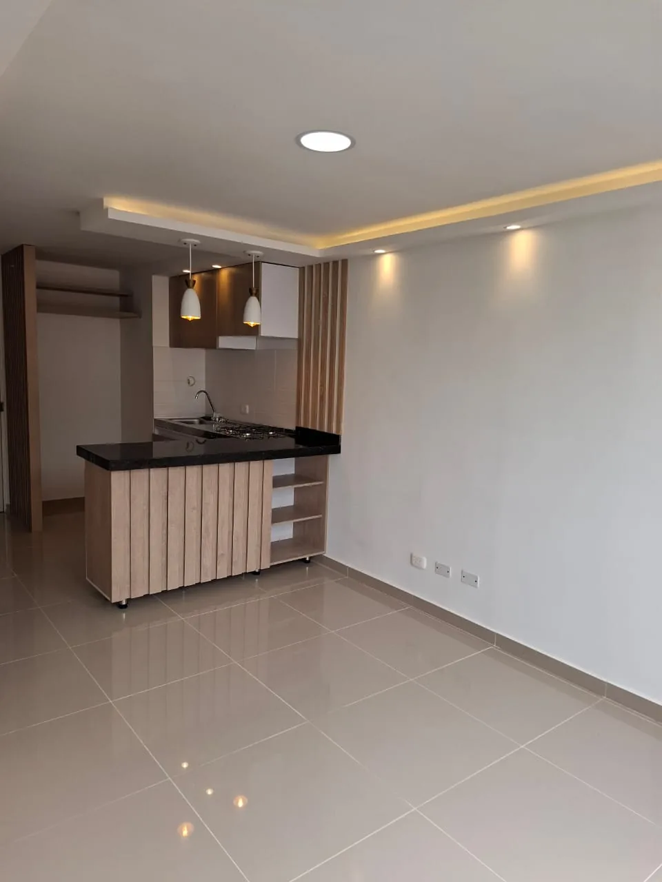 Cocina con isla y cielo raso con iluminación indirecta