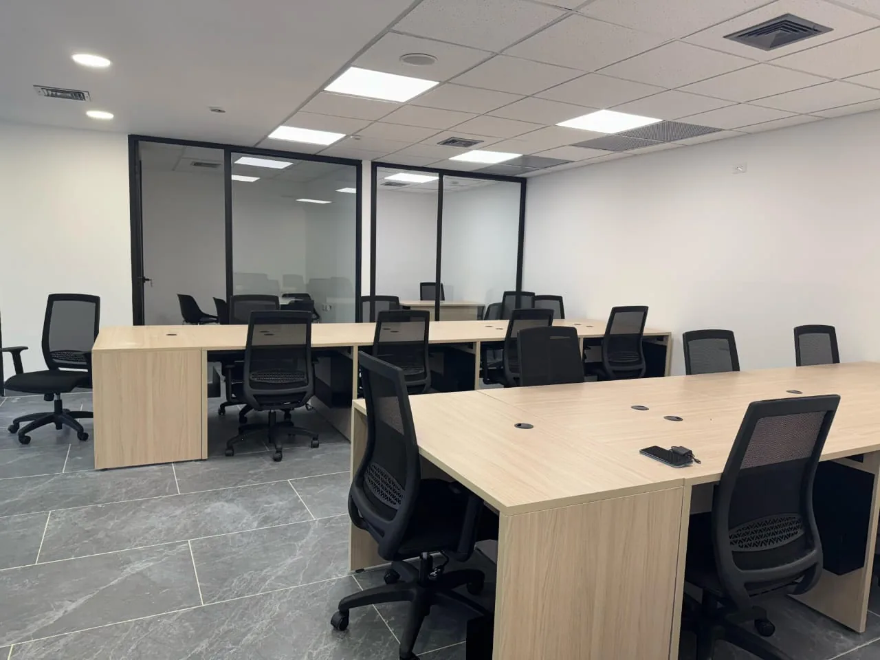 Sala de trabajo con puestos colaborativos