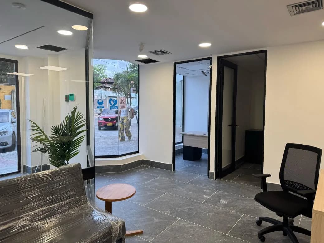 Local comercial con acabados en porcelanato gris
