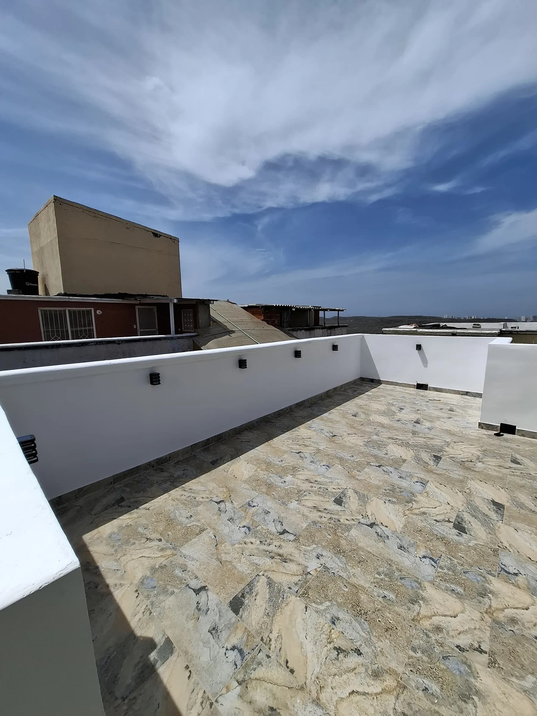 Terraza con piso en piedra natural