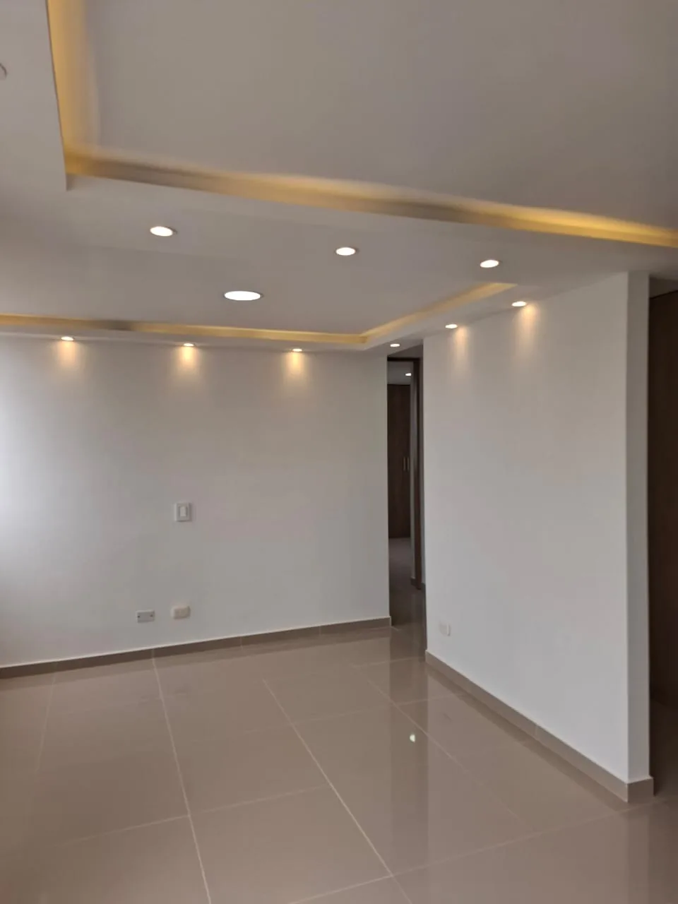 Sala con cielo raso en drywall e iluminación perimetral